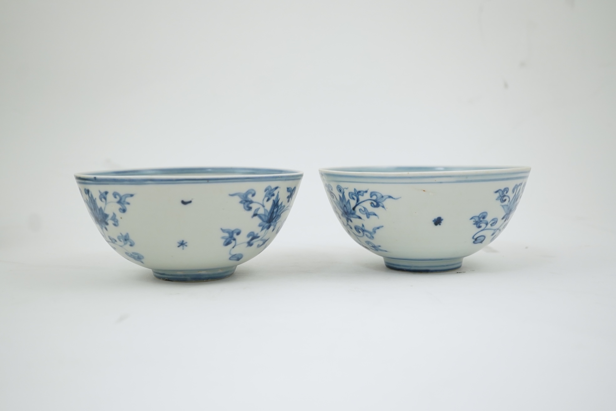 A pair of Chinese blue and white bowls, Ming Dynasty